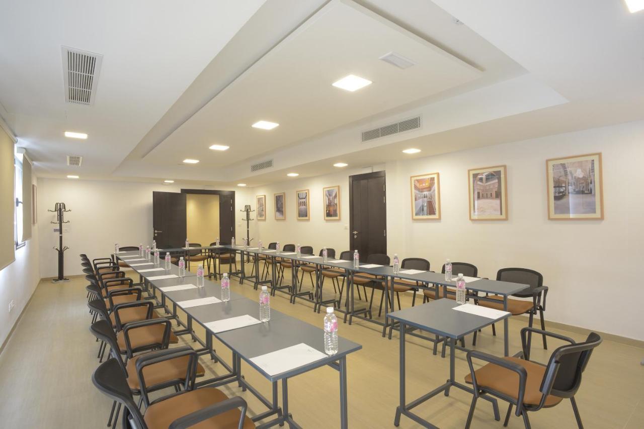 Maia Hotel Suites Tunis Exterior photo Meeting room