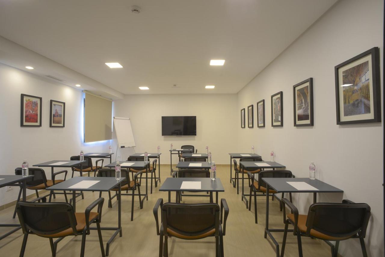 Maia Hotel Suites Tunis Exterior photo A classroom at the university
